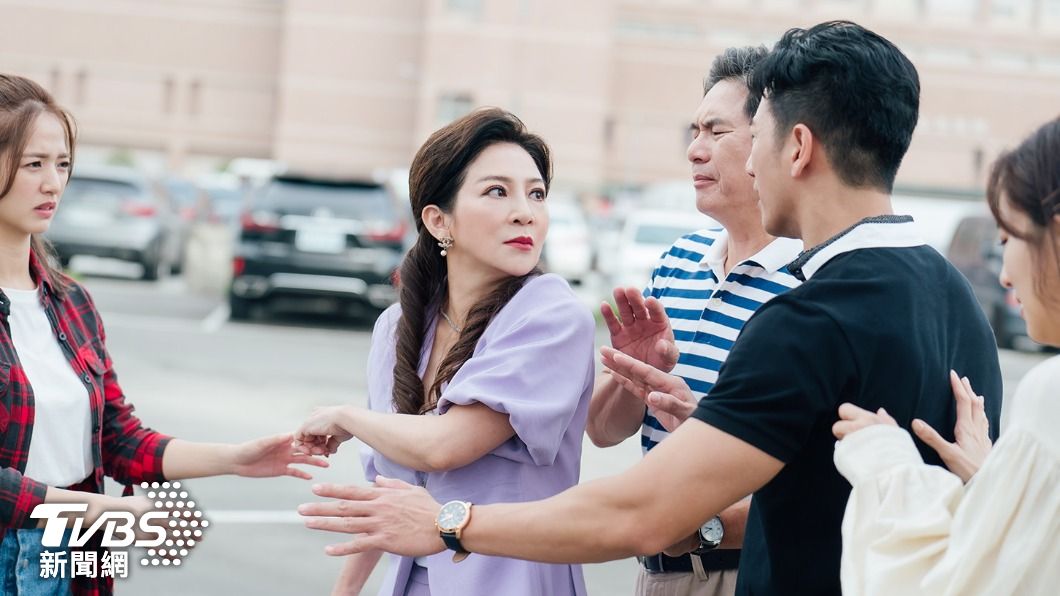 女兒周曉涵要嫁給決裂閨密陳亞蘭的兒子周孝安，令王彩樺爆氣。（圖／TVBS）