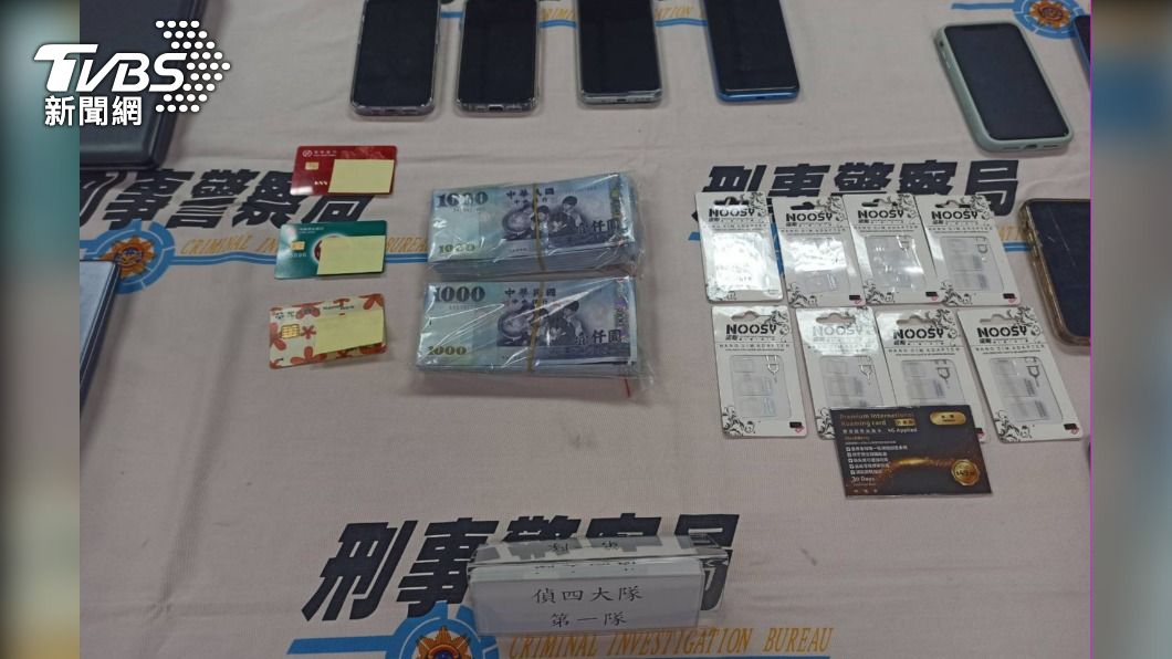 警方查扣贓款、提款卡、手機等證物。(圖/TVBS)