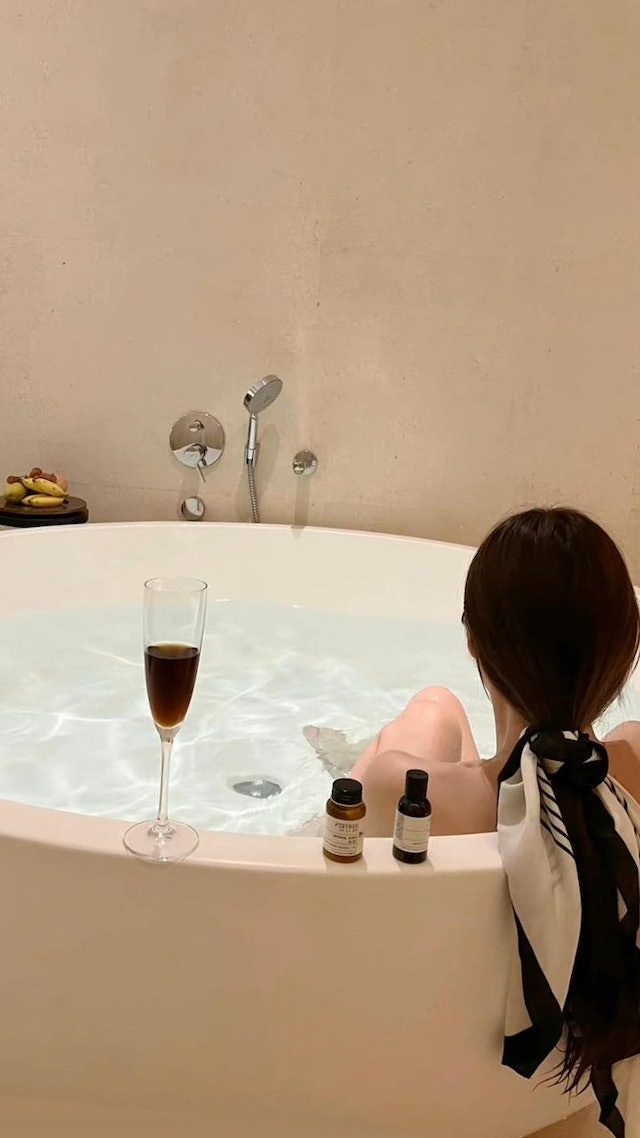 李龍基妻子曬出泡澡照,露出白皙美背掀議。(圖/翻攝chris IG)