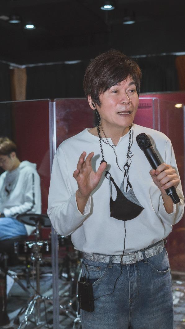 洪榮宏坦言心情緊張,有一點胃食道逆流。(圖/寬宏藝術提供)