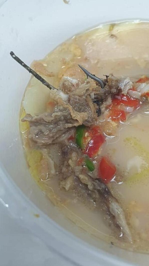製作好的食物中竟然發現魚鉤。(圖/翻攝自推特)