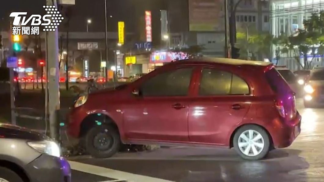 壓力大？會計下班在超商混4種酒喝爆　開車自撞酒測值驚人