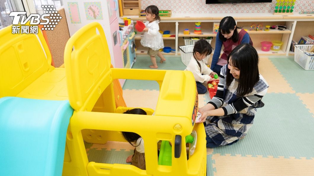 日幼兒園驚傳將1歲嬰倒吊毆打 還拿美工刀威脅:你好醜