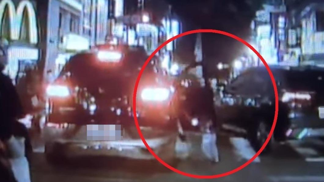 再吵就下車！台中虎媽路中間丟幼童　網撻伐：出事要怪誰
