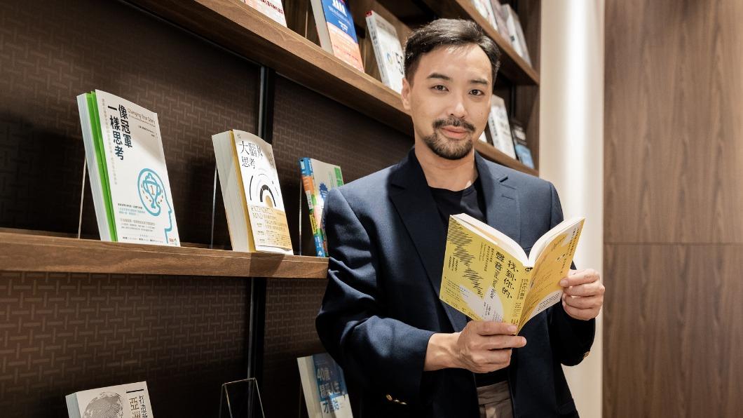 何書銘訪台期間抽空造訪特色書店。(圖/采昌提供)
