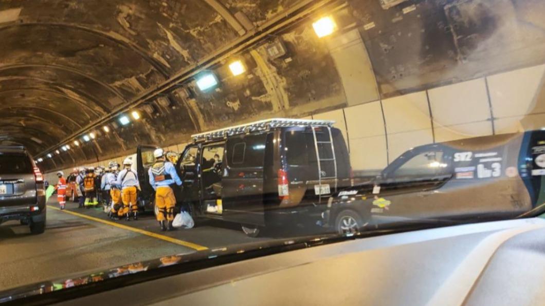 連環車禍受困3小時。(圖/翻攝自推特)