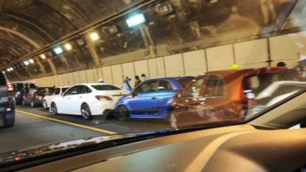 11輛車撞在一起。(圖/翻攝自推特)