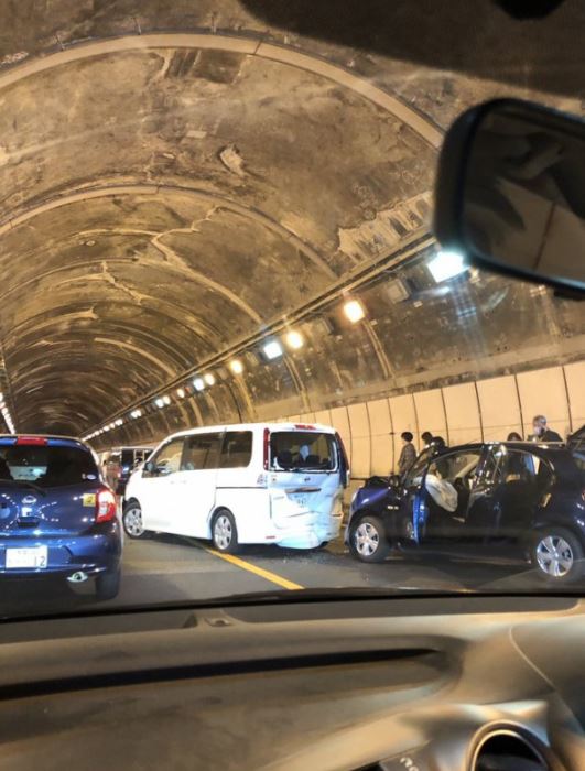 陳嘉慧當時就在事故車輛後方,所幸緊急煞車撿回一命。(圖/翻攝自推特)