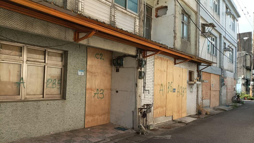 搬走的用戶都已用木板釘上。(圖/翻攝自我是竹圍人臉書)
