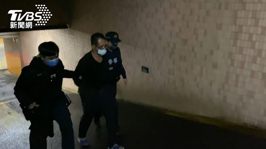 洪姓毒蟲被警方上銬帶回偵辦。(圖/TVBS)