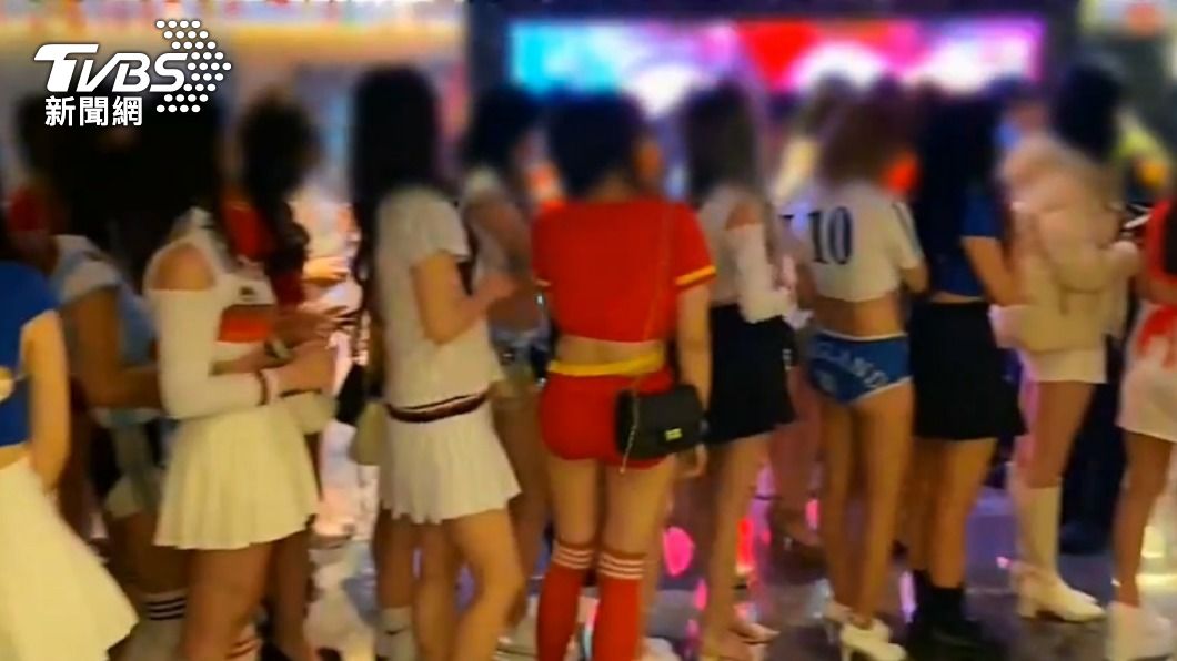 跟上世足熱潮！酒店妹萬國球衣改超短　警臨檢排排站