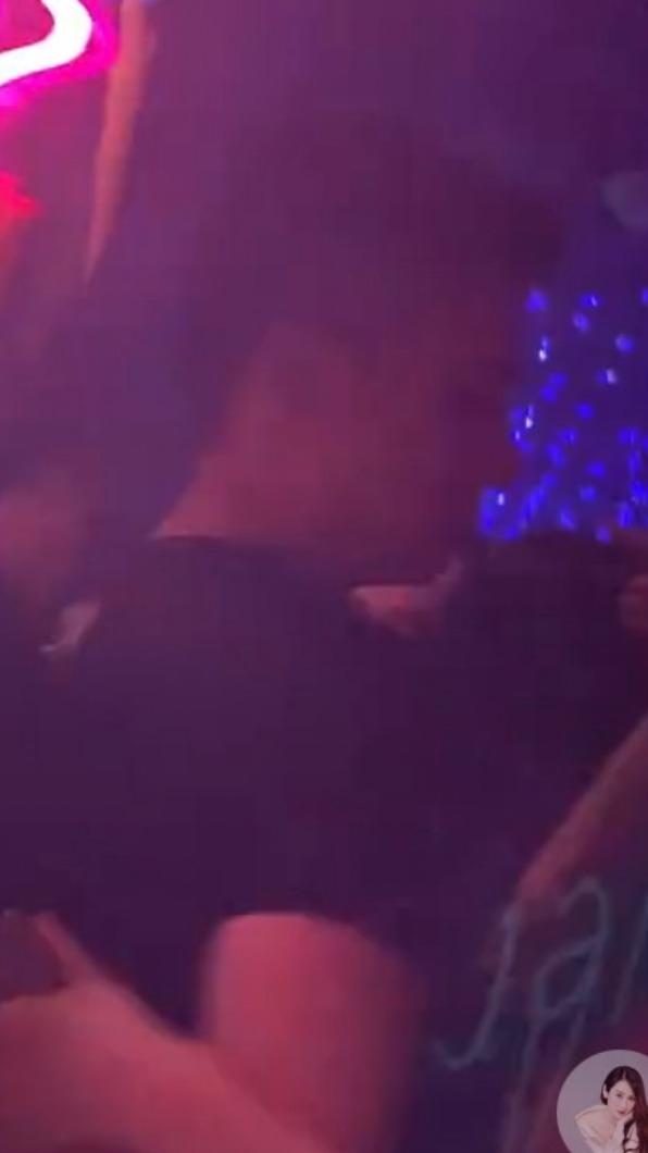藝人小胡靜影片中,黑衣男被長髮女子搭著手臂。(圖/翻攝自藝人小胡靜微博)