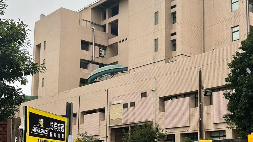 民眾在國軍桃園醫院新竹分院外面發現有「滑水道」。(圖/翻攝自「路上觀察學院」)