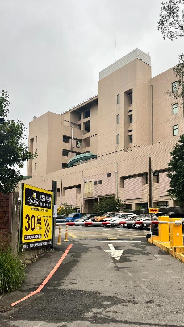 有網友笑稱這個滑水道是出院用的。(圖/翻攝自「路上觀察學院」)