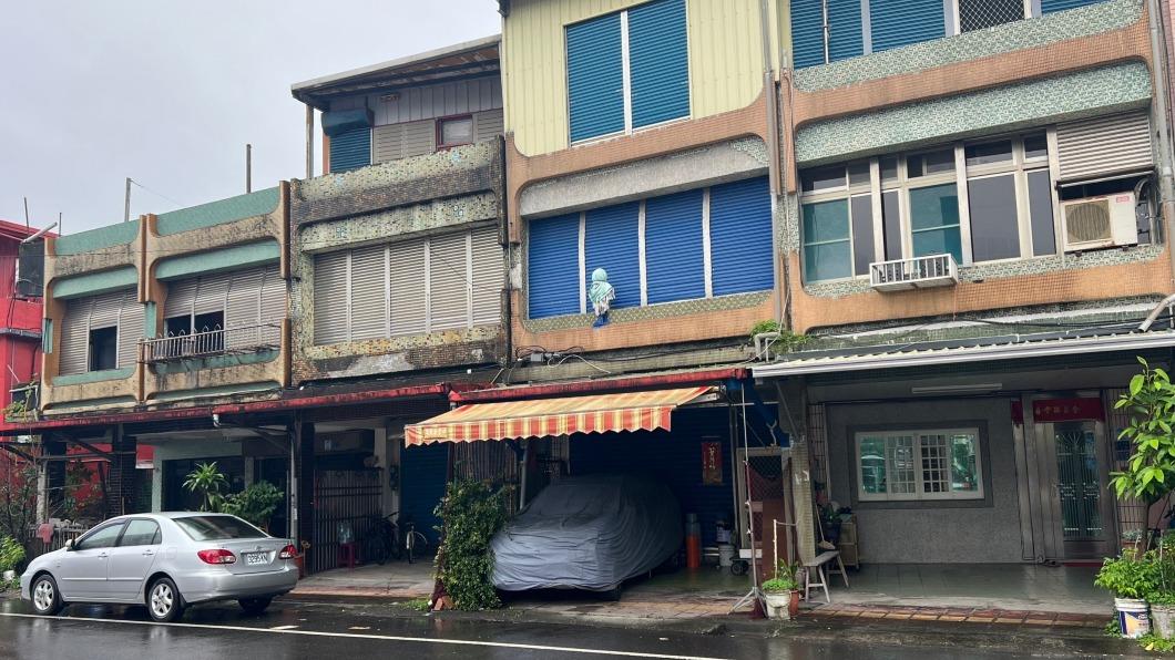 幼童穿雨衣雨鞋 二樓陽台邊岌岌可危? 誤會一場