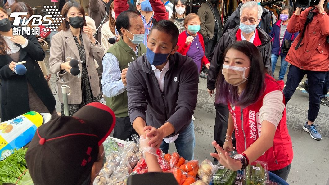 民進黨台北市立委補選參選人吳怡農上午在市場掃街拜票。(圖/方炳超攝)