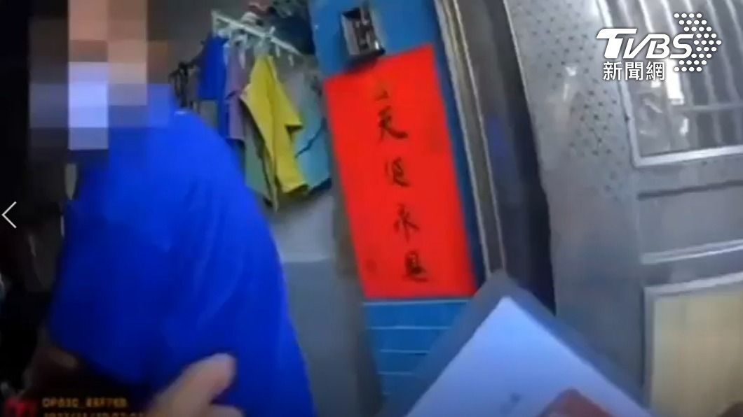 警方趁阿倫工作時上門查緝。（圖／TVBS）