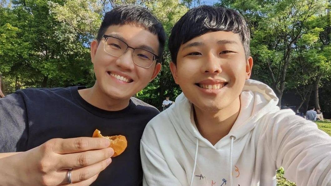 雞丁（右）高中就和家人出櫃，和未婚夫感情相當穩定。（圖／翻攝自雞丁IG）