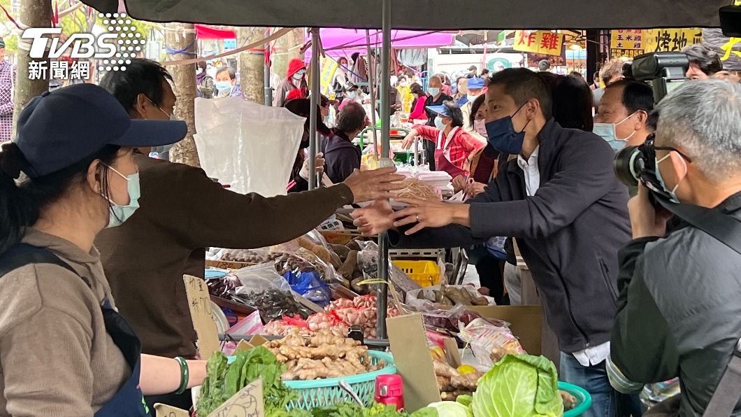民進黨台北市立委補選參選人吳怡農上午在市場掃街拜票。(圖/方炳超攝)