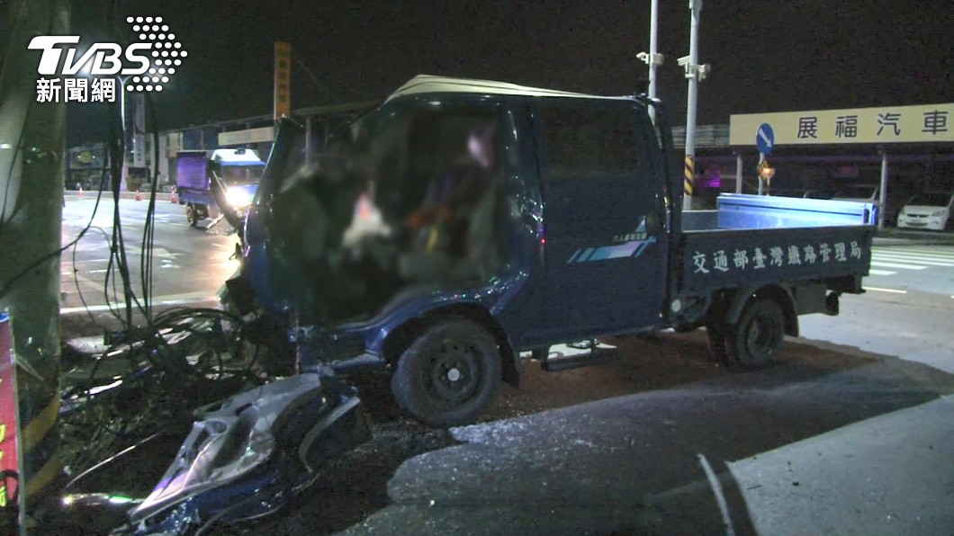 台鐵管理局貨車 凌晨自撞電桿2人遭夾受傷