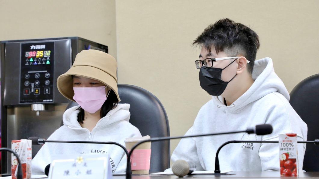 患者陳小姐(左)和先生一同出席記者會。(圖/院方提供)