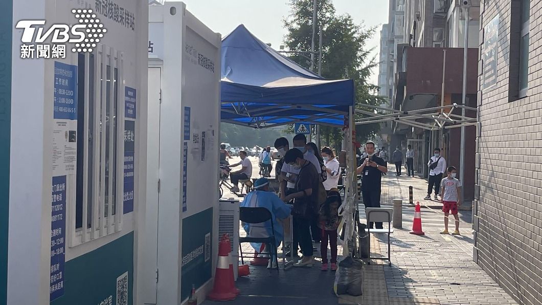 圖為北京民眾排隊受測的核酸檢測站。（圖／中央社）