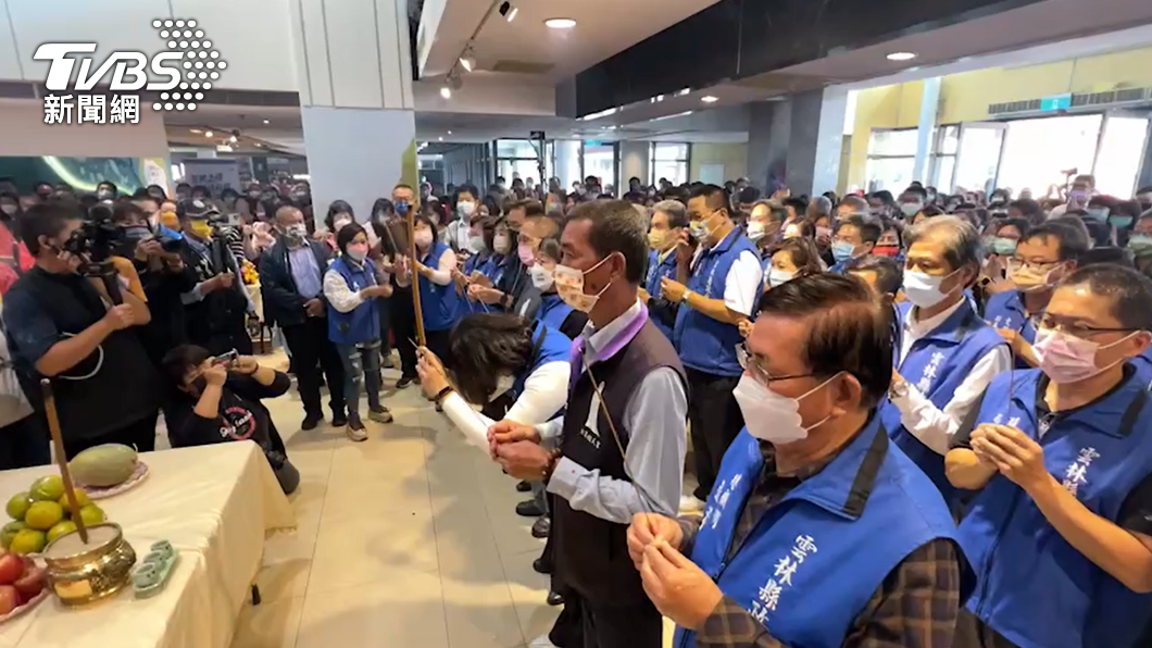 朝天宮董事長蔡咏鍀和縣府員工一同參拜。(圖/TVBS)