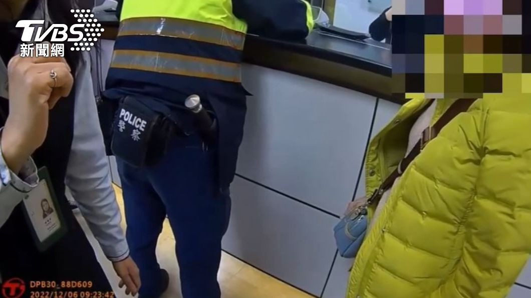 銀行行員機警報警阻詐。(圖/TVBS)