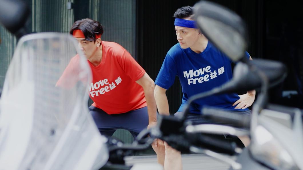 梁赫群和小鐘比賽深蹲移機車。(圖/益節提供)