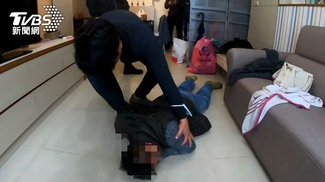 警方將李姓車手壓制逮捕。(圖/TVBS)