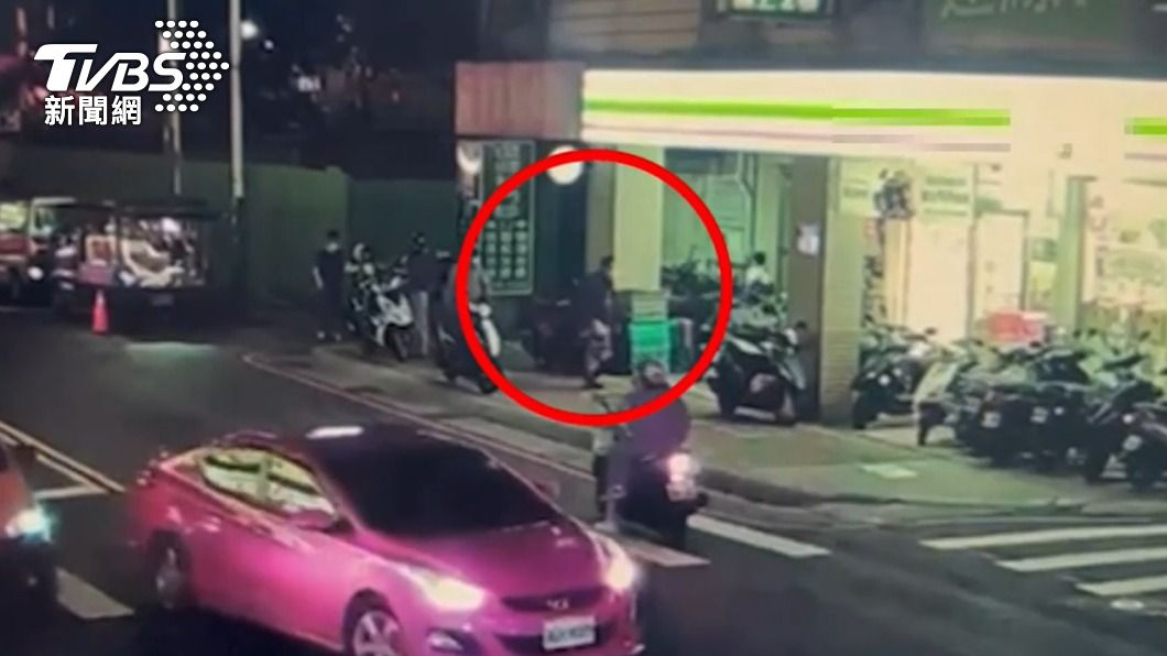 監視器拍下李男前往超商提領贓款的身影。(圖/TVBS)