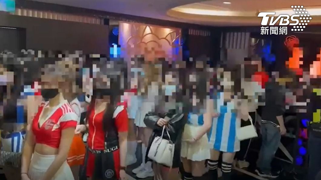女服務員穿阿根廷球衣和球證服。(圖/TVBS)