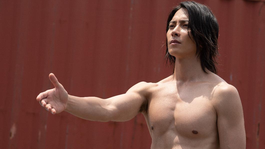 山下智久為《今際之國的闖關者2》露出鍛鍊許久的精壯身材。（圖／Netflix提供）