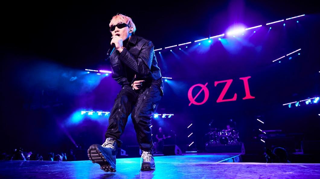 ØZI獲邀至紐約籃網主場的比賽場地表演。(圖/新樂園音樂提供)