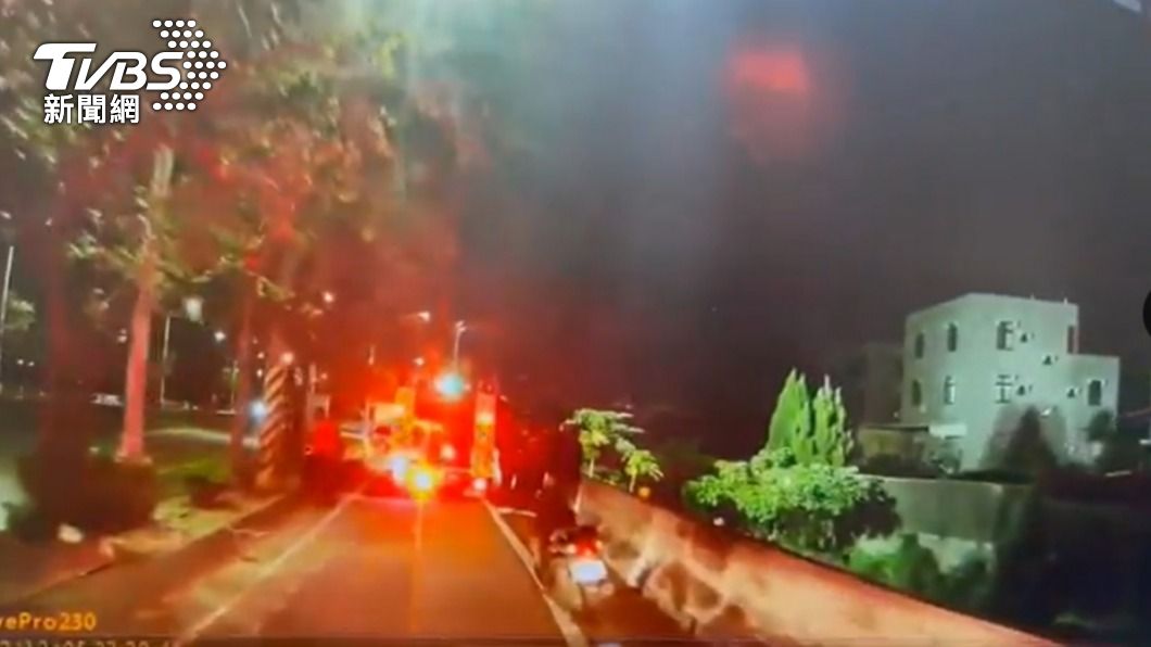 消防隊先發現趙藥師的機車。(圖/TVBS)