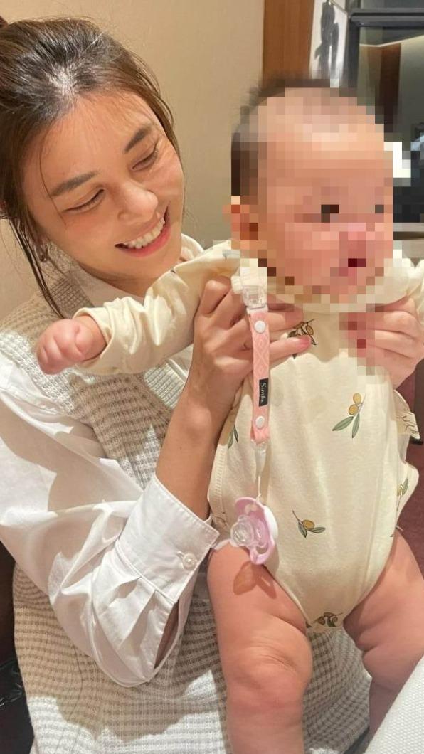 黃子佼在臉書PO出宇珊抱女兒黃玉米的照片。(圖/翻攝自黃子佼臉書)