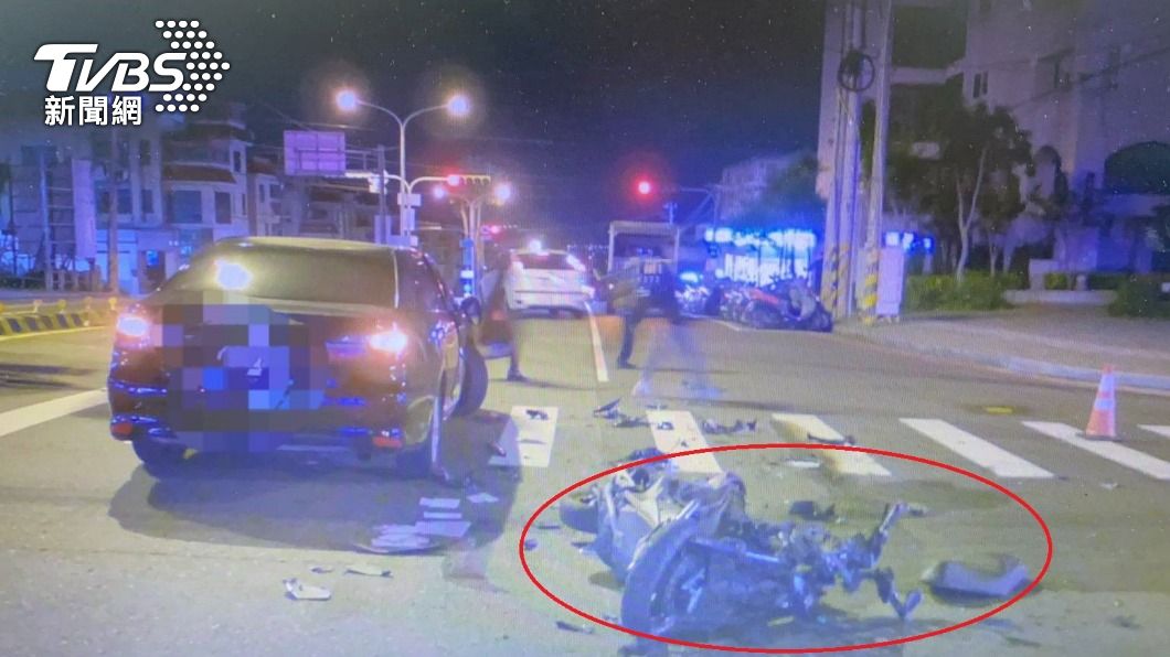 撞到整台車解體！台中轎車撞飛機車　男空中翻一圈墜地亡