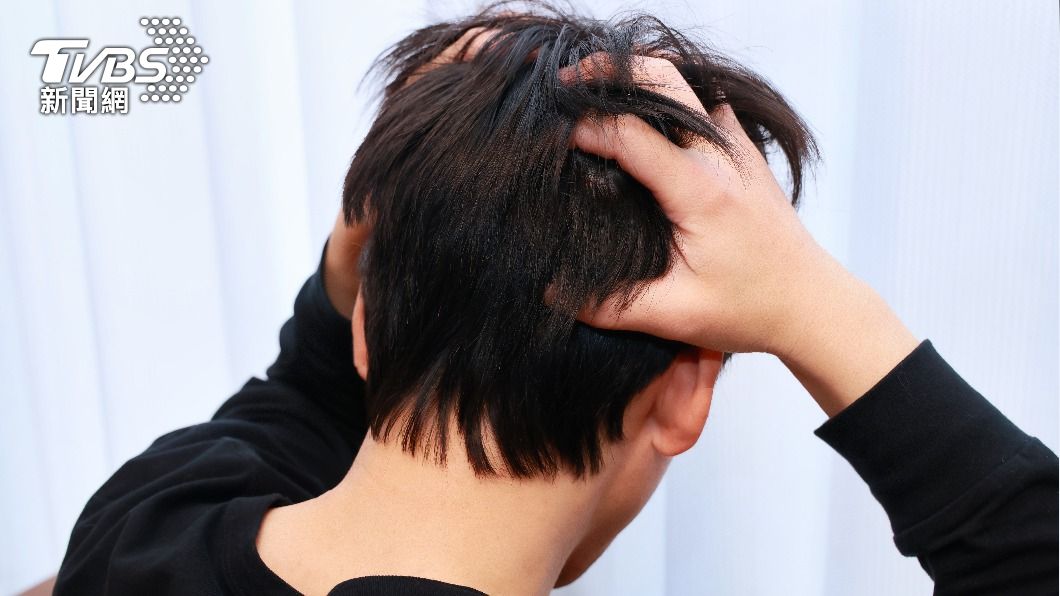 男子痛醒發現自己的後腦勺被咬破了。(示意圖/Shutterstock達志影像)