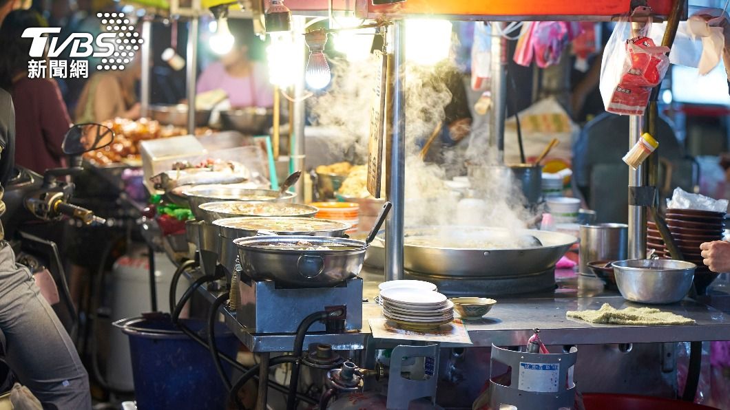 許多人都認同台灣夜市的衛生環境待加強。(示意圖/Shutterstock達志影像)