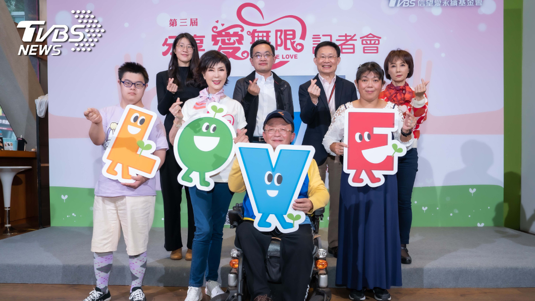 大合照(前排左起:真善美社會福利基金會慢飛天使、白嘉莉、台灣新巨輪服務協會行動餐車廚師、真善美社會福利基金會慢飛天使;後排左起:台灣新巨輪服務協會執行長岑家忻、真善美社會福利基金會執行董事胡川安、TVBS信望愛永續基金會董事黎少倫、TVBS信望愛永續基金會執行長阮淑祥)。(圖/TVBS提供)