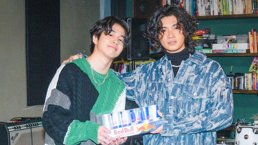 王謙（左）和李浩瑋其實是大學同學，不過2人直到大學2年級才熟識。（圖／形上娛樂提供）
