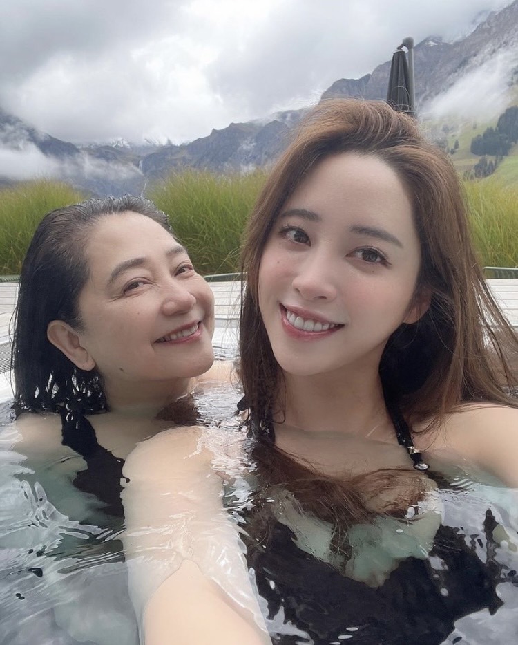 歐陽妮妮和媽媽傅娟情同姊妹。(圖/翻攝自歐陽妮妮IG)