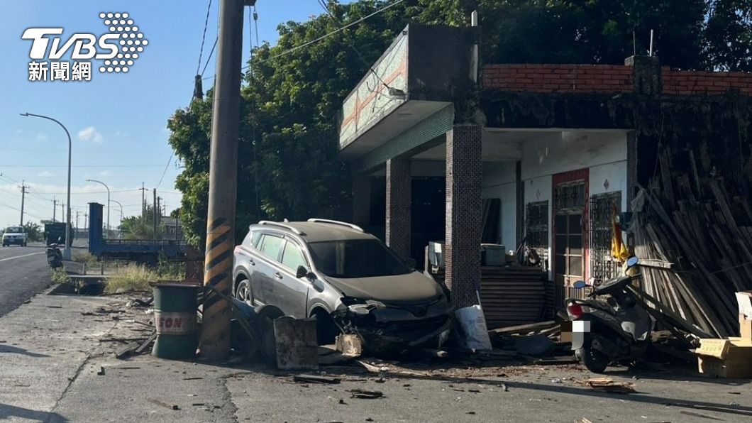 1家4口遇「酒駕肇逃」!車遭撞飛卡民宅 2歲男童受傷