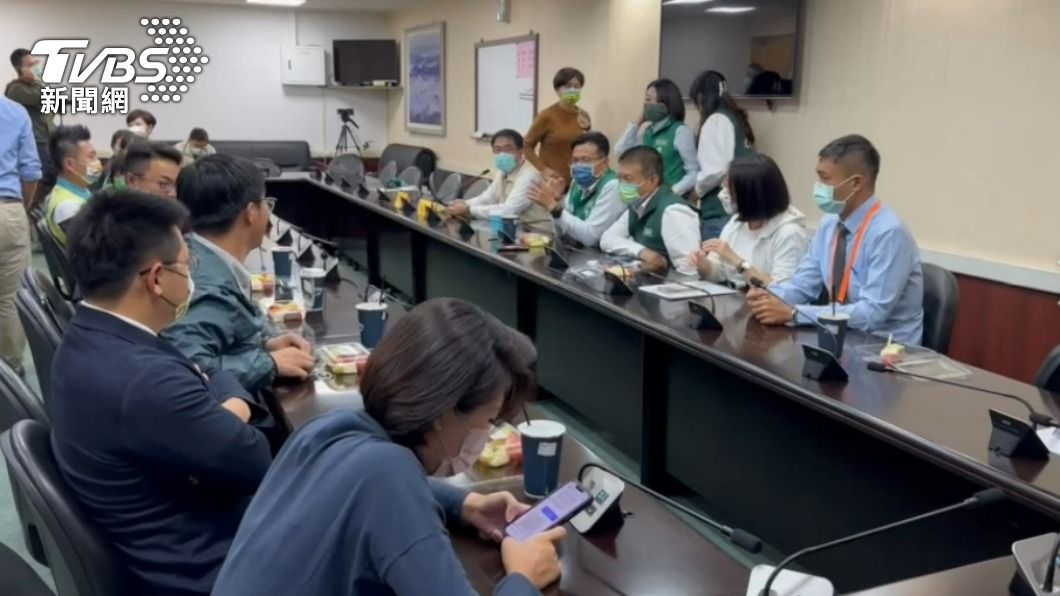 正國會議員突離席。(圖/TVBS)