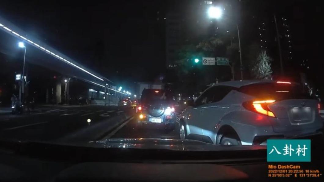 原PO為避免擦撞,煞車讓駕駛插入。(圖/翻攝自八卦村臉書)