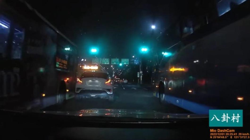 駕駛跟左後方公車擦撞。(圖/翻攝自八卦村臉書)