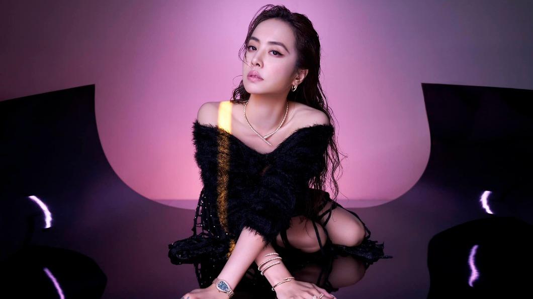 蔡依林對於愛有全新的理解面向,更以獨特成人式曲風詮釋新歌。(圖/翻攝自蔡依林臉書)