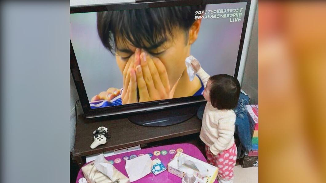 大哥哥別哭!小女孩拿手帕替日球員拭淚萌照曝 網喊天使