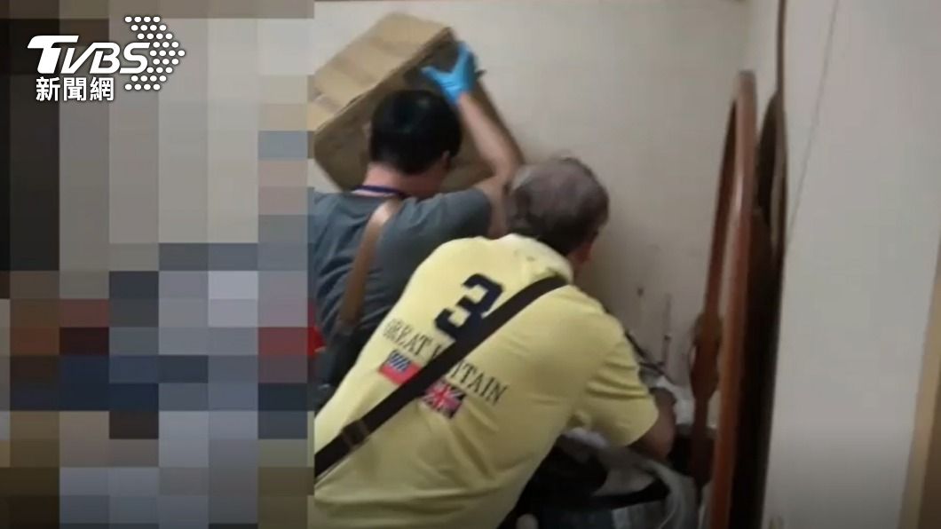 警方在房間角落發現被裁切的厚紙箱。(圖/TVBS)