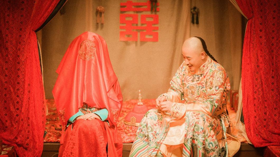 羅晉(右)飾演的康熙與陳奕靜飾演的皇后大婚。(圖/MyVideo提供)